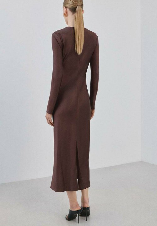 Lange jurk met korte mouw en zakjes Marloes taupe Lange jurk met korte mouw en zakjes Marloes taupe