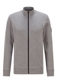 Grå zip-up jacka med hög krage, tillverkad av slät tyg. Har svart dragkedja och ribbade mudd och nederdel. Inga synliga mönster eller designer.