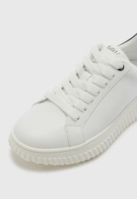 DKNY LOBECO - Baskets basses - white/black