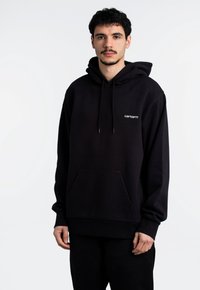 Sudadera negra con capucha y cordones, con bolsillo frontal, hecha de una tela suave. Presenta un logo bordado en el pecho.