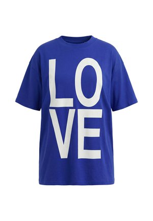 T-shirt blu a maniche corte con grandi lettere bianche che formano la parola "LOVE" in uno stile audace e a blocchi sul davanti.