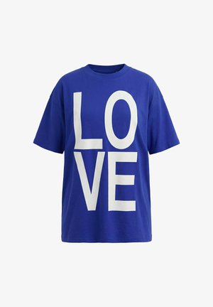 Blaues kurzärmeliges T-Shirt mit großen weißen Buchstaben, die "LOVE" in einem fetten Blockstil auf der Vorderseite buchstabieren.