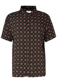 Maglietta nera a maniche corte con un motivo geometrico a diamond in rosso, bianco e beige. Presenta un colletto e bottoni sulla parte anteriore.