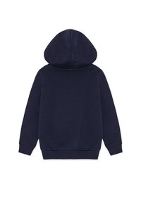 Φουτερ́ με κουκουλά σε ναυτικό μπλε, βαμβακερό ύφασμα, τσέπη καγκούρου, ριμπ μανσέτες και πλάινο τέλος, λεία ύφη, και στρογγυλεμένη κουκούλα. Εικόνα από το πισώ μέρος.