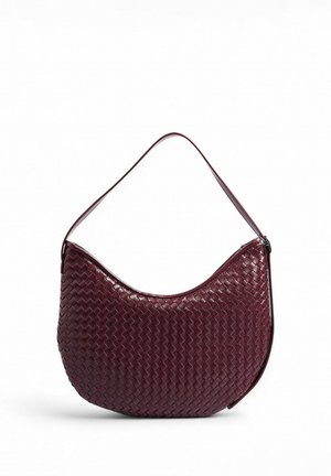 Bolso de hombro de cuero rojo oscuro con textura tejida y una sola correa, mostrado sobre un fondo blanco.
