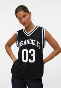 Sort ærmeløs basketballtrøje med hvid tekst "LOS ANGELES" og nummer "03". Har V-hals og stribede detaljer på skuldrene.
