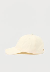 Casquette en coton jaune avec une visière incurvée, un logo brodé à l'avant et une sangle réglable à l'arrière. Texture lisse, design décontracté.