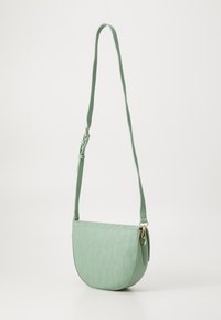 Borsa a tracolla verde con motivo a rilievo e tracolla regolabile, forma rotonda, caratterizzata da un motivo con logo e dettagli in metallo dorato. Texture liscia.