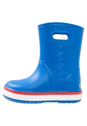 Botte de pluie Crocs bleu mi-mollet avec semelle rayée rouge et blanche et trou à la poignée près du haut pour une enfilade facile.