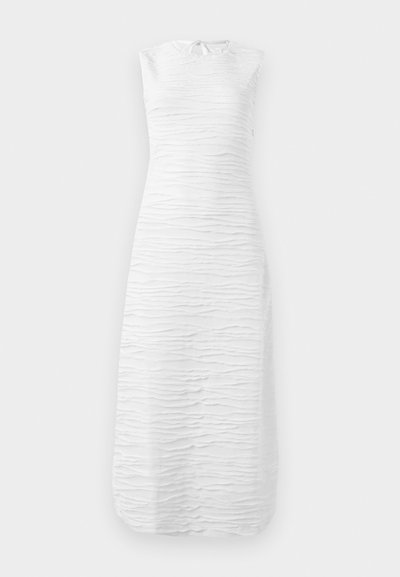 Bela brezrokavna obleka z teksturiranim valovitim vzorcem, okroglo dekolte in zavezovanjem na hrbtni strani. Dolga do tal, prilegajoča silhueta.