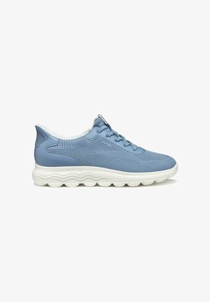 Scarpa sportiva azzurro chiaro con pannelli in rete e sintetici, lacci piatti, suola bianca imbottita e tacco arrotondato. La parte superiore testurizzata migliora la traspirabilità.