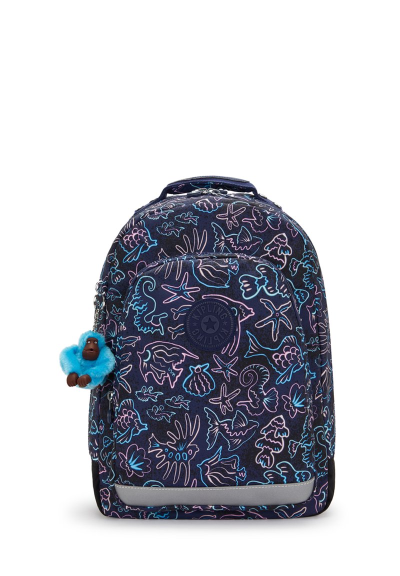 Marinfärgad ryggsäck i tyg med livliga oceaninspirerade mönster i rosa och blått. Har en fluffig blå apnyckelring och en logotypapplikation.