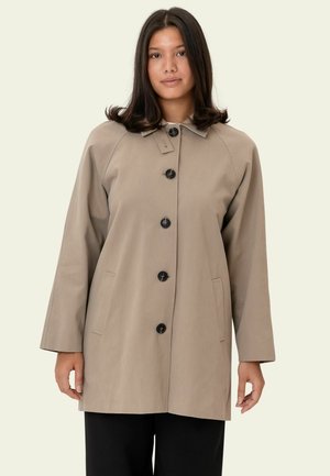 Beige knælængde frakke med rund krave, sorte knapper, sidelommer og en glat tekstur. Har en afslappet pasform og lige ærmer.