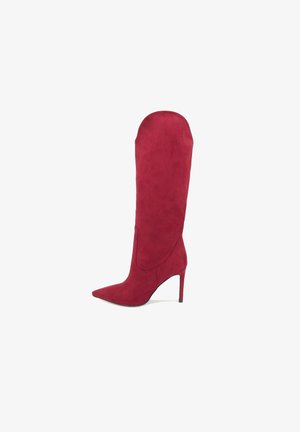 Stivale rosso in suede, alto fino al ginocchio, con punta affilata e tacco a stiletto; texture liscia e design elegante con bordo superiore arrotondato.