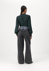 Copenhagen Muse CHARLEE - Platėjantys džinsai - black denim washed blue