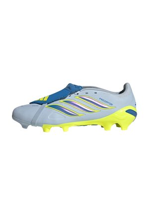 Chaussure de football gris clair et jaune avec rabat de protection bleu, bandes irisées et crampons sur la semelle pour une meilleure adhérence sur l'herbe.
