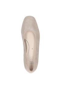 Beige Wildleder-Ballettschuhe mit runder Spitze, glatter Textur und elastischem Einstieg für optimalen Sitz. Mit "High Soft" Branding im Inneren.
