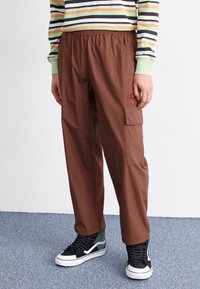 Ellesse DRILLAR - Oldalzsebes nadrágok - dark brown