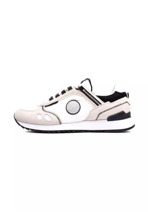 Sneaker Colmar bianca e beige con dettagli neri, logo circolare, materiali in suede e mesh, suola decorata, vista laterale.