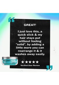 Cuadro de texto negro con una reseña de usuario de cinco estrellas que elogia el producto para peinar el cabello Bed Head Manipulator por su fijación flexible y fácil lavado.