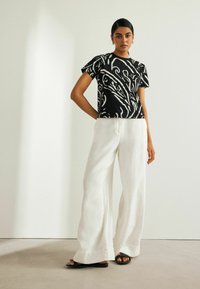 Next SHORT SLEEVE CREW NECK   REGULAR FIT - Trükipildiga T-särk - black white abstract print