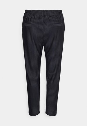 Pantaloni a righe sottili blu navy con vita elastica e due tasche posteriori, caratterizzati da un design a gamba affusolata e una texture liscia.