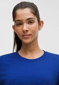 Blaues Rundhals-T-Shirt aus einem weichen Stoff, mit glatter Textur und leichtem Stretch. Einfaches Design ohne Muster oder Logos.