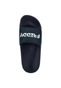 Chancla de baño azul marino con una tira ancha que presenta texto blanco. El material parece sintético con una superficie texturizada para mayor agarre.