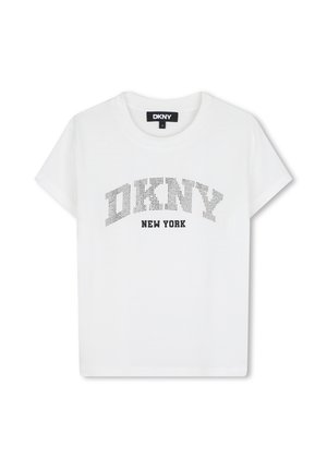 T-shirt blanc à manches courtes avec encolure arrondie, avec du texte pointillé "DKNY" au-dessus d’un texte solide "NEW YORK" sur le devant.