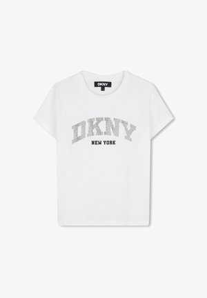 T-shirt blanc à manches courtes avec encolure arrondie, avec du texte pointillé "DKNY" au-dessus d’un texte solide "NEW YORK" sur le devant.