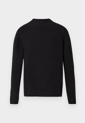 Zwarte gebreide trui met een hoge hals, lange mouwen en geribbelde manchetten en onderkant. Glad textuur met een eenvoudig ontwerp.