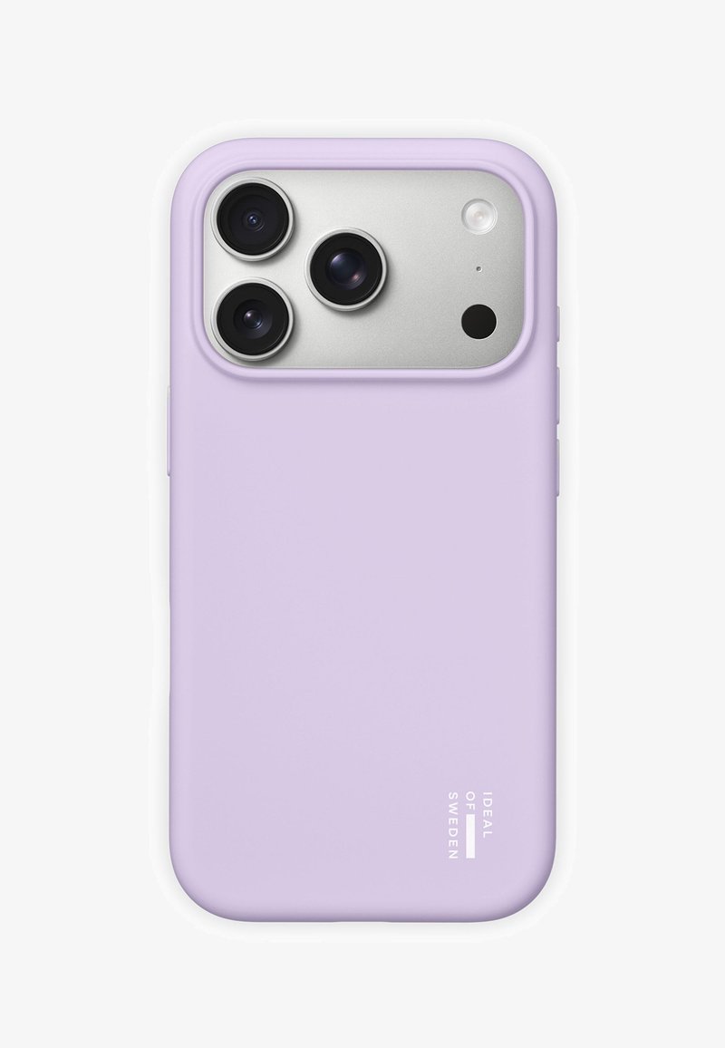 Funda de teléfono inteligente de color púrpura claro con la marca "Ideal of Sweden" que cubre un teléfono plateado con tres lentes de cámara y un flash.