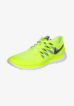 Chaussure de course Nike jaune néon avec un swoosh noir, empeigne en mesh respirant et semelle blanche flexible, inclinée pour montrer le côté extérieur.