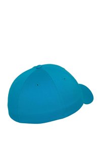Casquette de baseball turquoise en coton, présentant une forme arrondie, des coutures surpiquées, six ouvertures de ventilation et un visière courbée.
