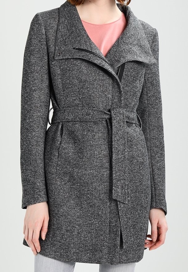Abrigo gris jaspeado en tejido texturizado, con cuello de solapa, diseño envolvente con cintura ajustable y detalle de cremallera oculta.