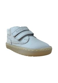 Botas de tobillo de cuero gris con correas de Velcro, una superficie texturizada y una suela de goma flexible y translúcida. Costuras detalladas a lo largo de los bordes.