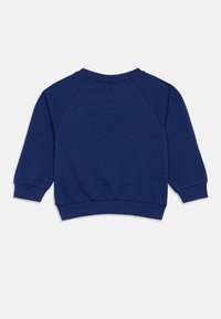 Sweatshirt de manga longa azul-marinho com punhos, barra e gola redonda canelados, apresentado de forma plana com a parte de trás virada para cima em fundo branco.