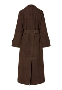 Brązowy zamszowy płaszcz z paskiem w talii, długimi rękawami i rozcięciem z tyłu dla swobody ruchów. Posiada klasyczny kołnierz.