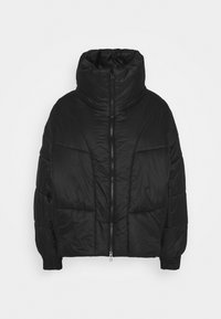 Černá péřová bunda s vysokým límcem, předním zipem a žebrovanými manžetami. Materiál je hladký s lesklým povrchem a prošívaným designem.