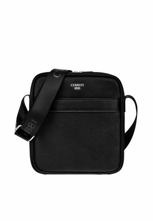 Černá prošívaná kožená crossbody taška se zipem, přední klouzavou kapsou a nastavitelným popruhem s potiskem loga „Cerruti 1881“.