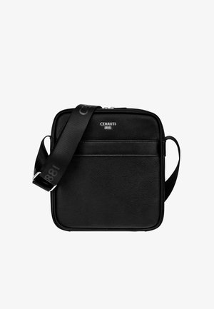 Schwarze, strukturierte Leder-Umhängetasche mit Reißverschluss, vorderer Einschubtasche und verstellbarem Riemen mit "Cerruti 1881"-Logo bedruckt.