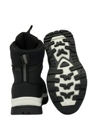 Čierne zateplené topánky s textúrovaným zvrškom, polstrovaným golierom, sťahovacou pätkou a odolnou gumovou podrážkou s viac smerovým dezénom.