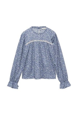 Blå bluse med lange ærmer og små hvide blomsterprint, rund halsudskæring, blonder over brystet og flæsekant på ærmerne.