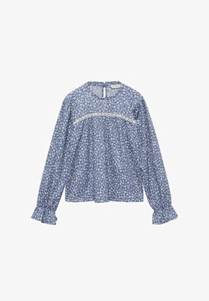 Niebieska bluzka z długim rękawem, z drobnym białym kwiatowym nadrukiem, okrągłym dekoltem, koronkową lamówką na wysokości klatki piersiowej oraz falbankowymi mankietami na rękawach.