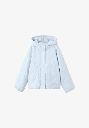 Chaqueta acolchada azul claro con capucha, que cuenta con un cierre frontal de broches y dos grandes bolsillos delanteros; textura suave con patrón de diamantes.