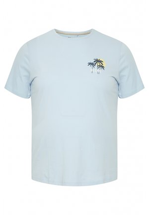 Lyseblå bomulds t-shirt med korte ærmer, der har et palm træ og sol grafik i marineblå og gul på venstre bryst.
