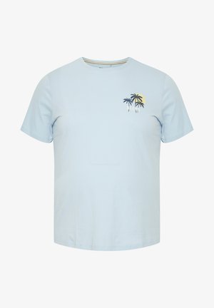 Lyseblå bomulds t-shirt med korte ærmer, der har et palm træ og sol grafik i marineblå og gul på venstre bryst.
