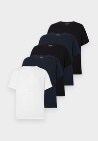 Cinque t-shirt a maniche corte, collo rotondo e senza decorazioni, alternativamente in nero, blu navy e bianco, disposti in una pila sfalsata su uno sfondo bianco.