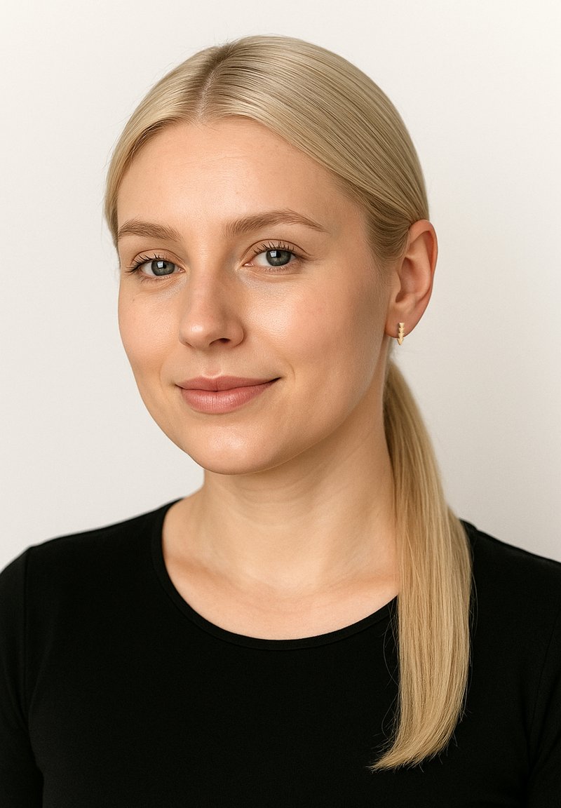 Portret jasnoskórej osoby z prostymi blond włosami w kucyku, ubranej w czarną koszulę i złote kolczyki w kształcie kół. Gładka tekstura skóry.
