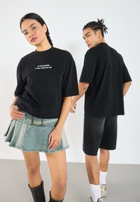 YOURTURN UNISEX T-shirt imprimé true black/noir ZALANDO